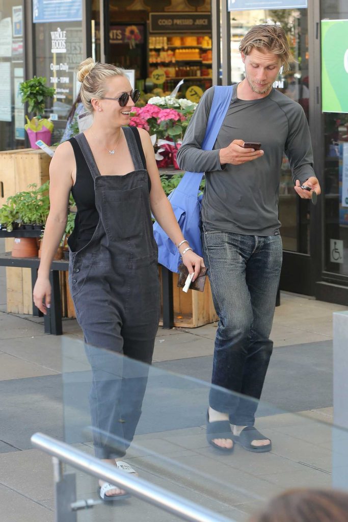 Kaley Cuoco Goes Shopping at Whole Foods in Los Angeles-2