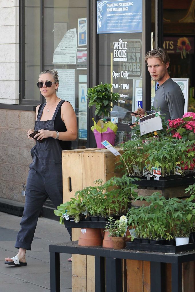 Kaley Cuoco Goes Shopping at Whole Foods in Los Angeles-5