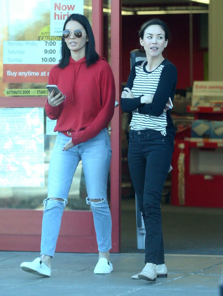 Olivia Munn Goes Shopping at Staples in Los Angeles-3