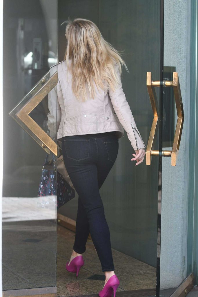 Reese Witherspoon Goes Shopping Out in Brentwood-4