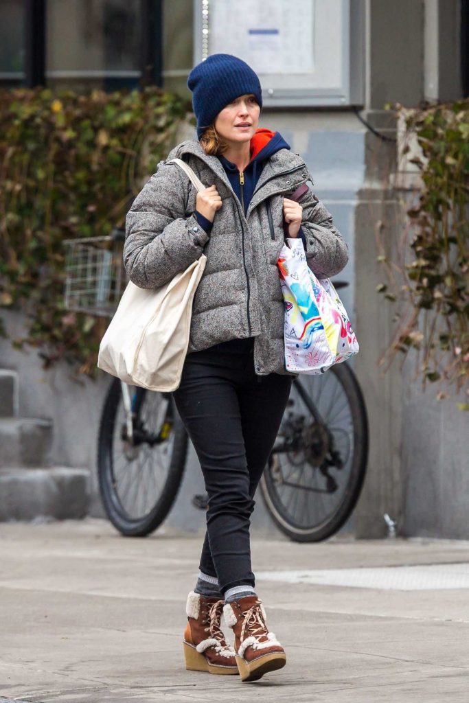 Rose Byrne Runs to Whole Foods in New York-2