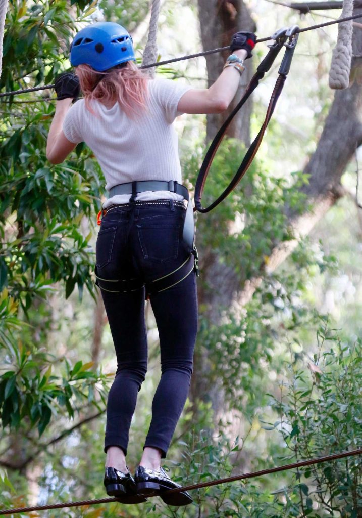Amber Heard at the Currumbin Wildlife Sanctuary in Currumbin, Australia-2