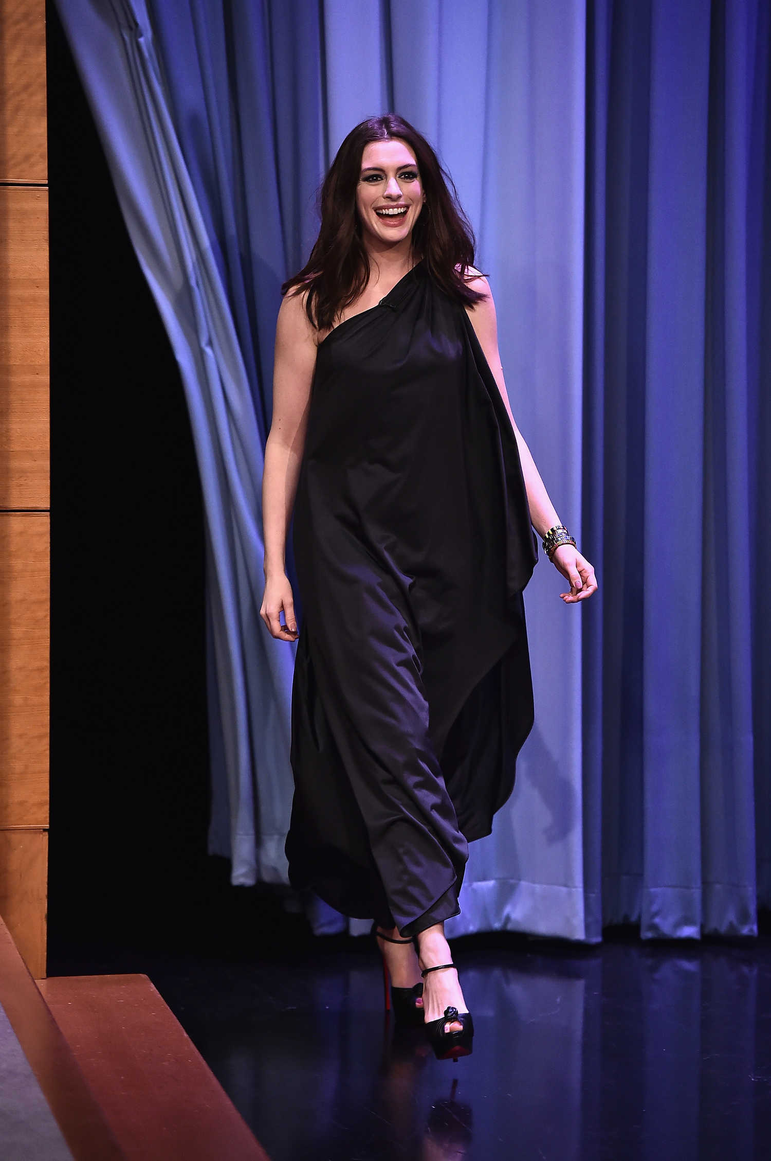 Anne Hathaway Visits The Tonight Show Starring Jimmy Fallon – Celeb Donut