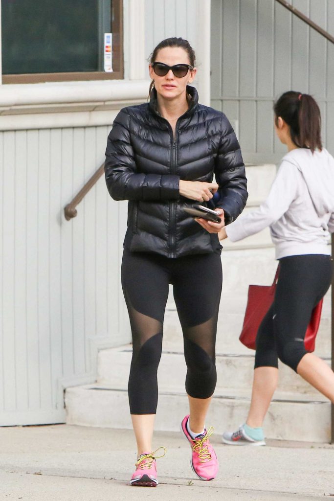 Jennifer Garner Was Spotted Out in Los Angeles-2