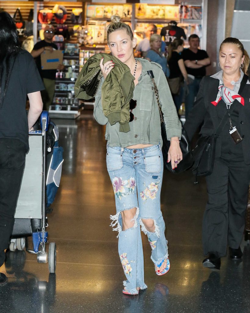 Kate Hudson Was Spotted at JFK Airport in New York City-3