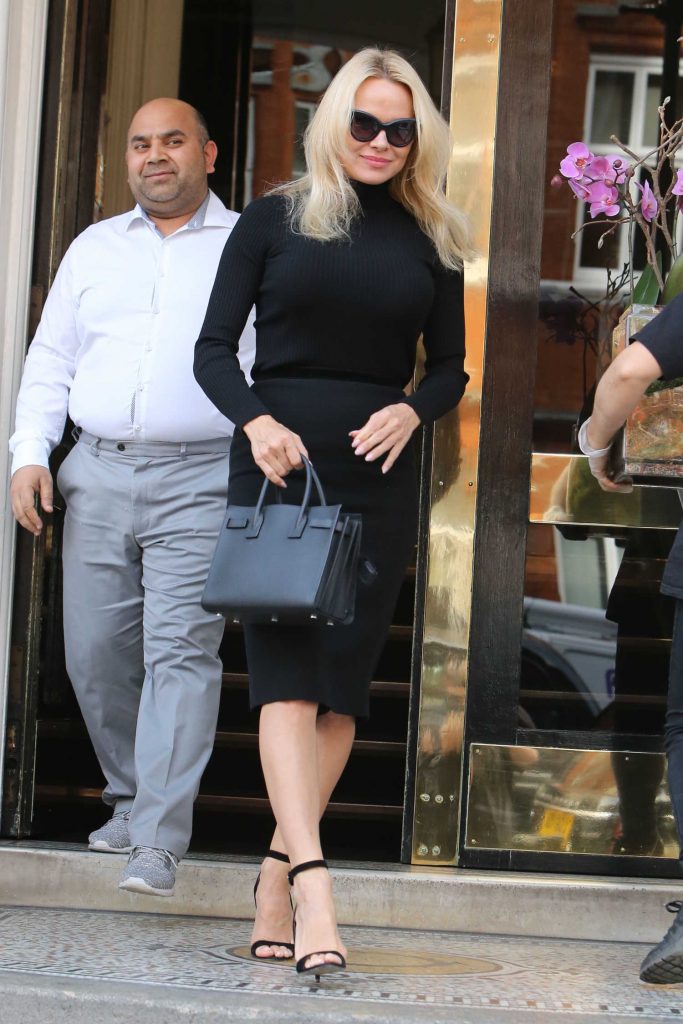 Pamela Anderson Leaves the Ecuador Embassy in Central London-3