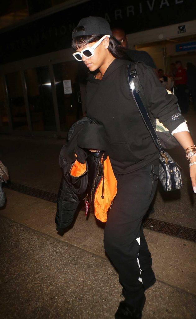 Rihanna Leaves LAX Airport in Los Angeles-4