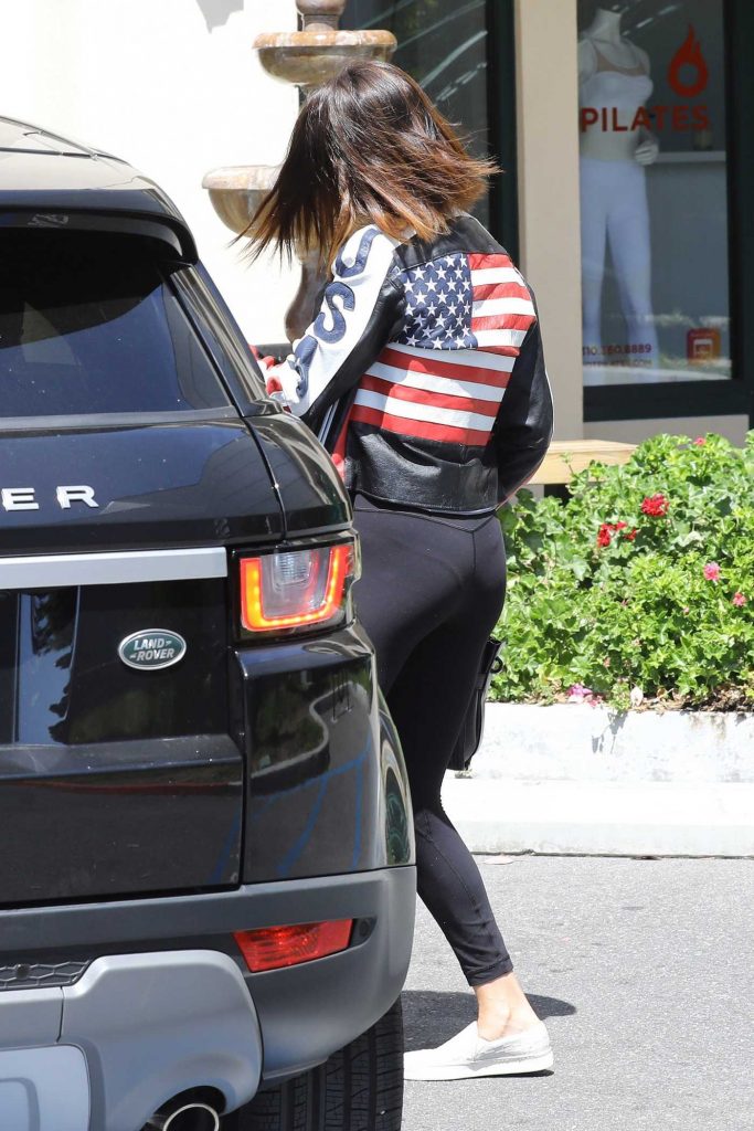 Selena Gomez Leaving a Yoga Class in Los Angeles-5