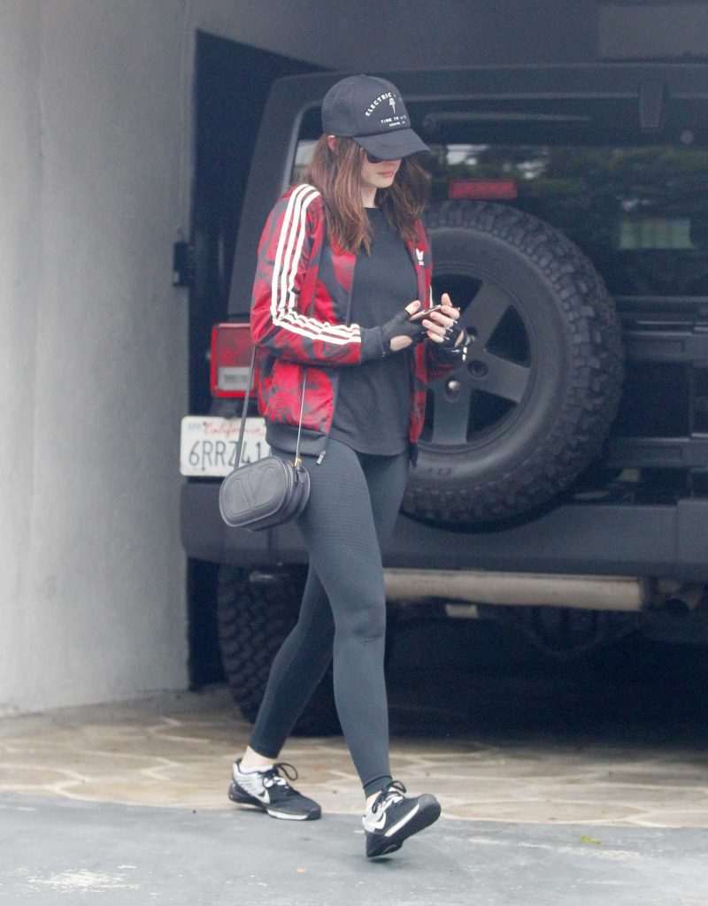 Anne Hathaway Was Seen Out in West Hollywood-4