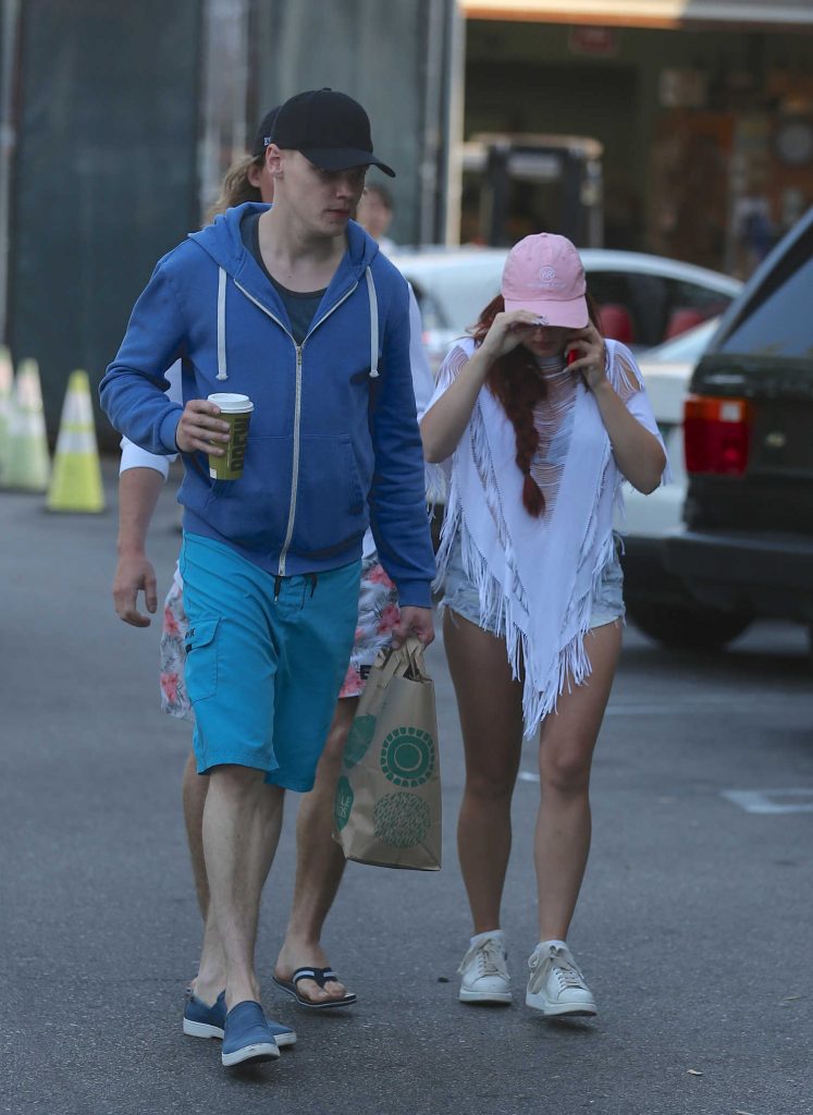 Ariel Winter Goes Shopping at Wholefoods in Studio City-3