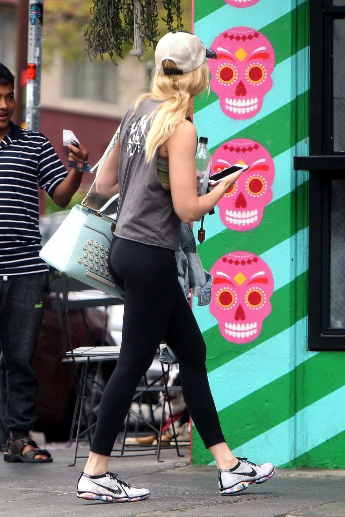 Beth Behrs Was Spotted Out in Los Angeles-4