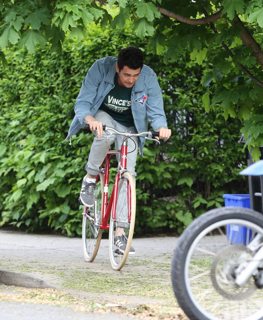Hayden Christensen Heads Out for a Bike Ride in Toronto-2