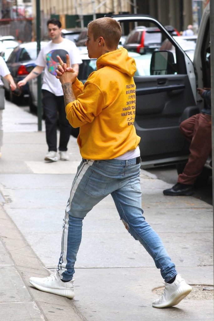 Justin Bieber Leaves His NYC Hotel-4