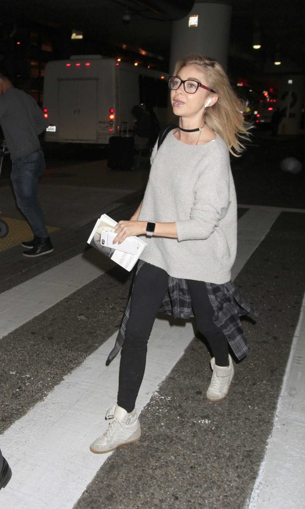 Sarah Hyland at the LAX Airport in Los Angeles-1