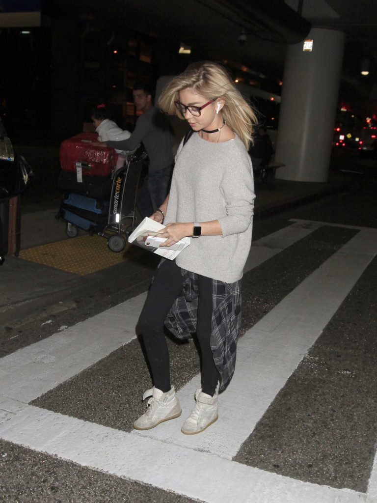 Sarah Hyland at the LAX Airport in Los Angeles-2