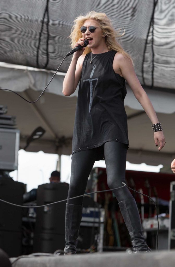 Taylor Momsen Performs at the Fort Rock Festival in Fort Myers-1