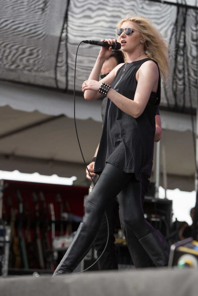 Taylor Momsen Performs at the Fort Rock Festival in Fort Myers-2