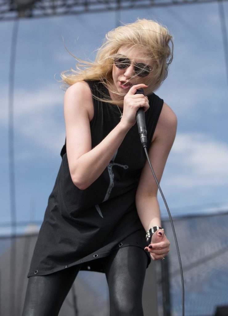 Taylor Momsen Performs at the Fort Rock Festival in Fort Myers-5