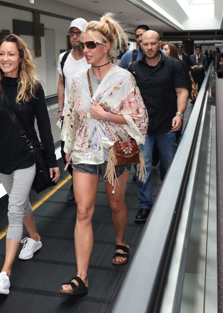 Britney Spears Arrives at Narita International Airport-3