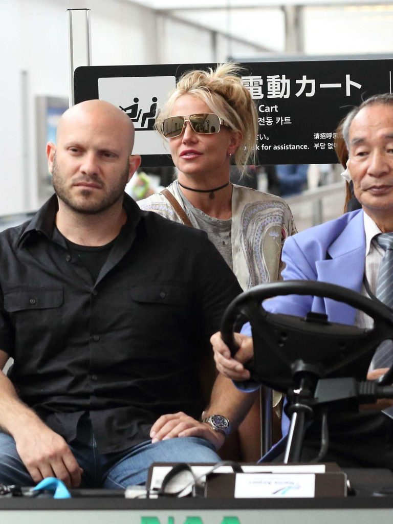 Britney Spears Arrives at Narita International Airport-5