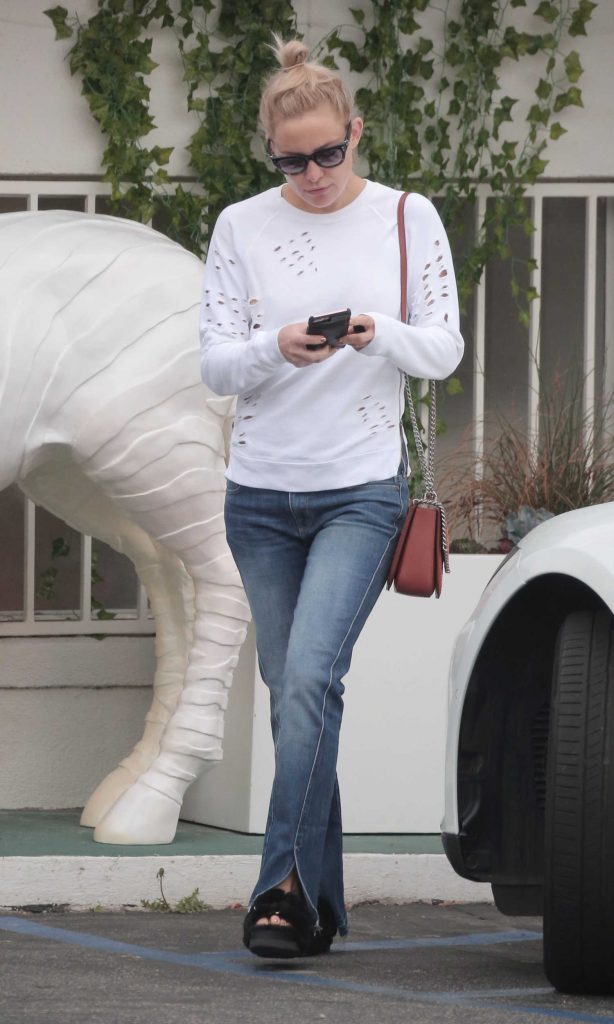 Kate Hudson Leaves a Medical Spa in Brentwood-2