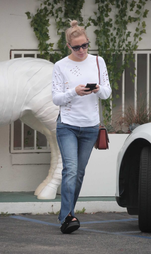 Kate Hudson Leaves a Medical Spa in Brentwood-3