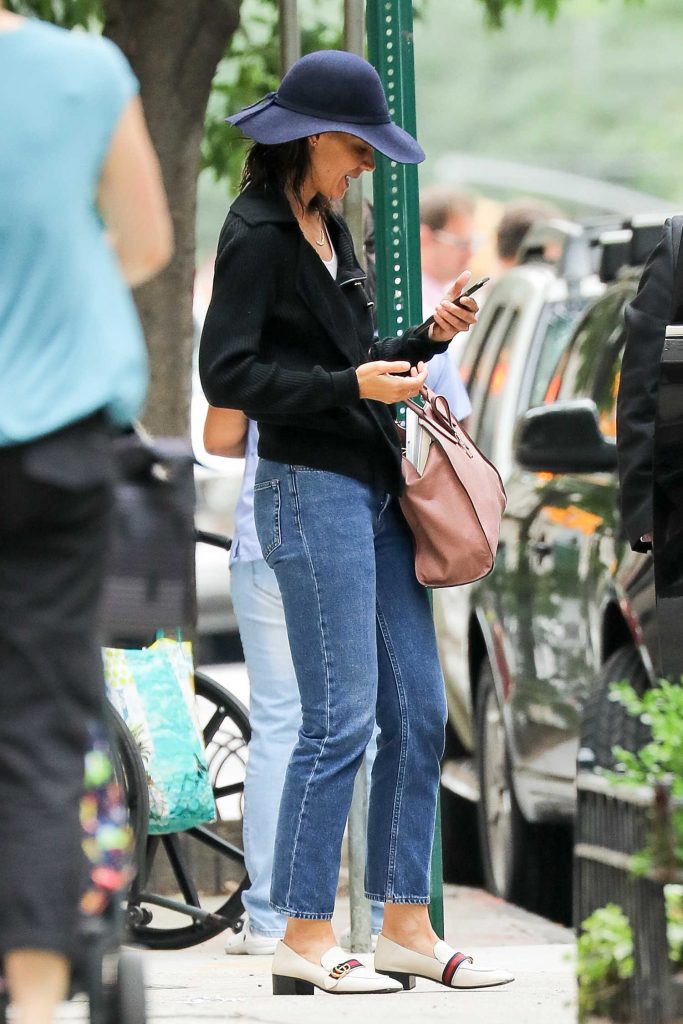 Katie Holmes Leaves a Spa in New York-5