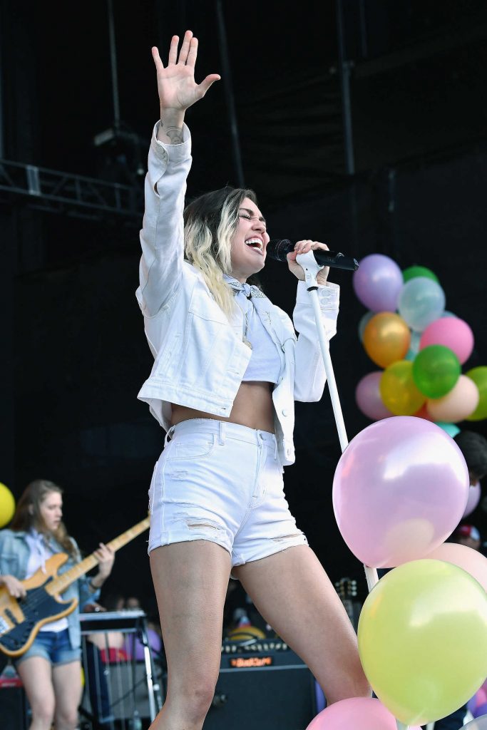 Miley Cyrus Performs at Jones Beach Theater in Long Island-2