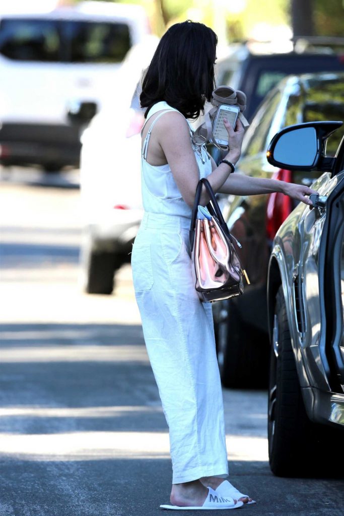 Olivia Munn Was Spotted Out in Los Angeles-3