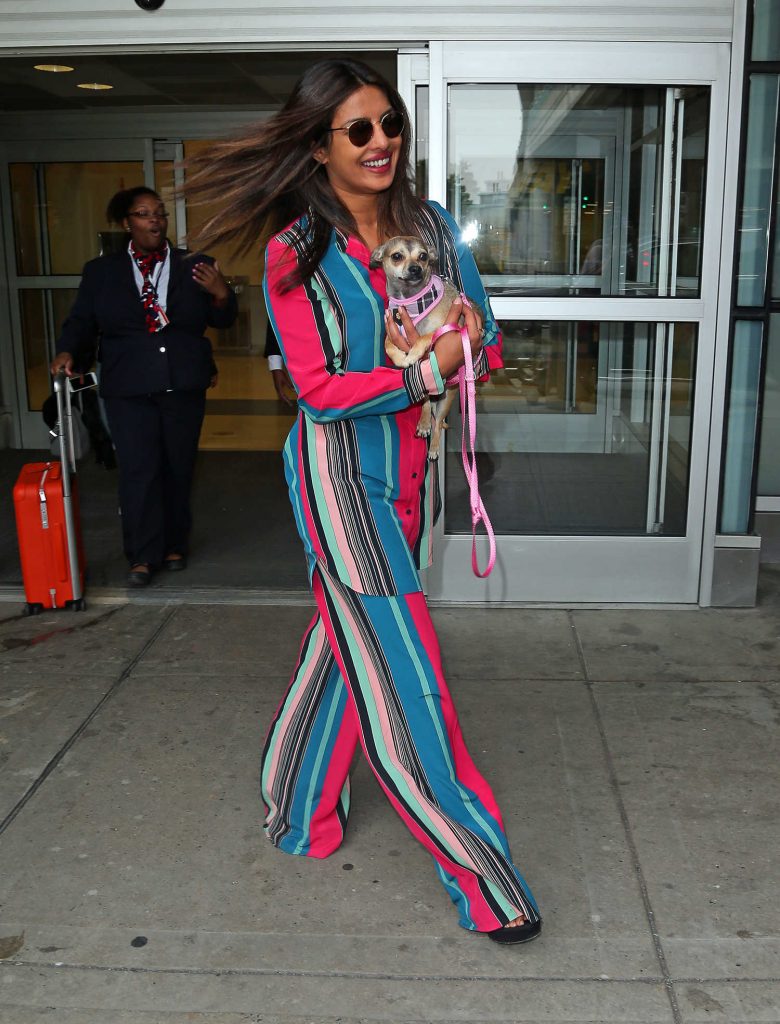 Priyanka Chopra Arrives at JFK Airport in New York-3