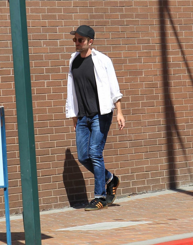 Robert Pattinson Was Seen Out in Beverly Hills-3
