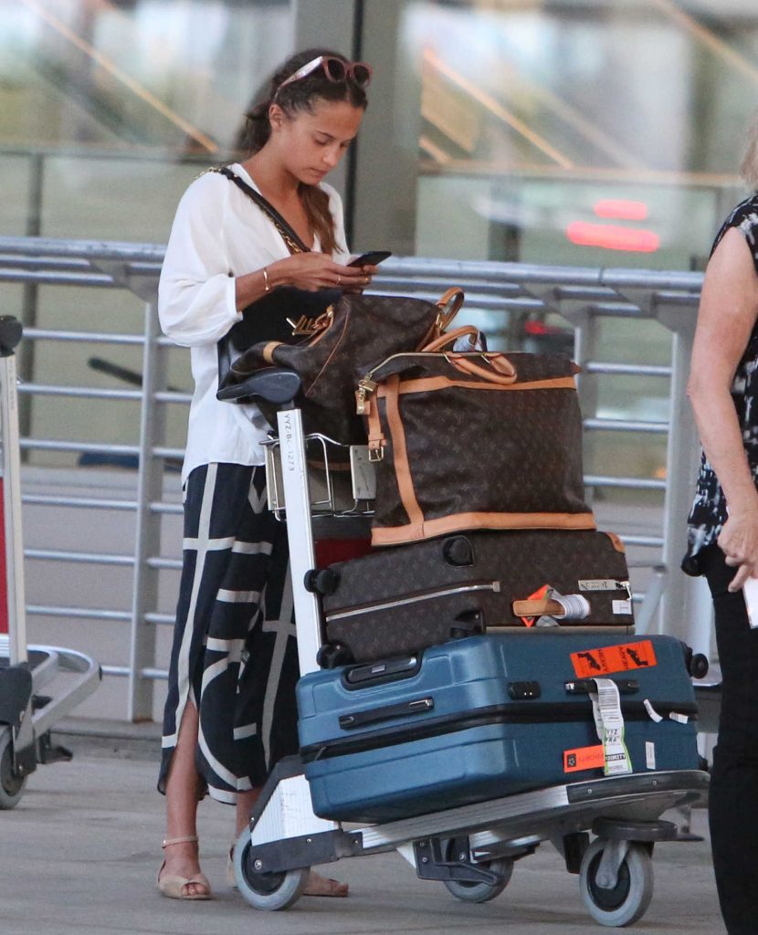 Alicia Vikander Arrives at the Toronto Airport-3