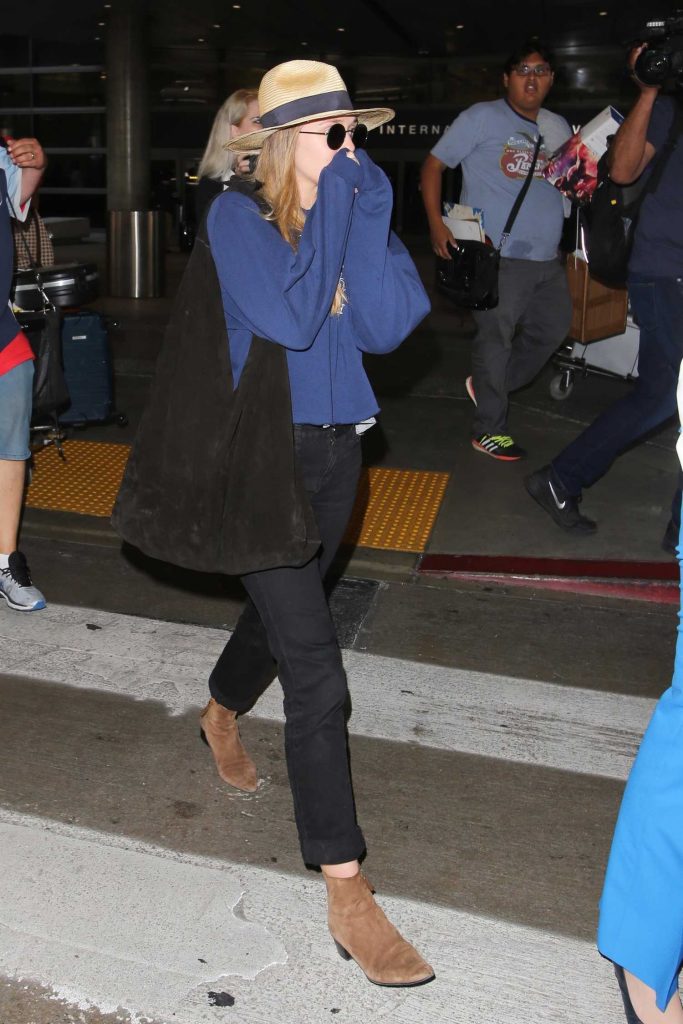 Elizabeth Olsen Was Spotted at LAX Airport in LA-2