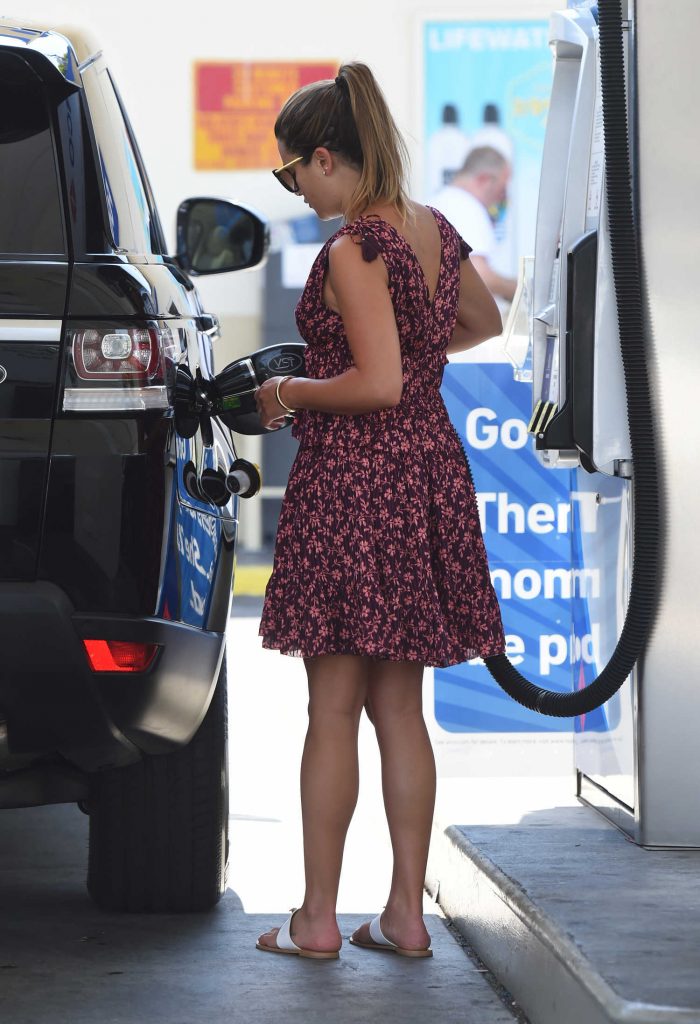 Lea Michele Was Seen at a Gas Station in West Hollywood-3