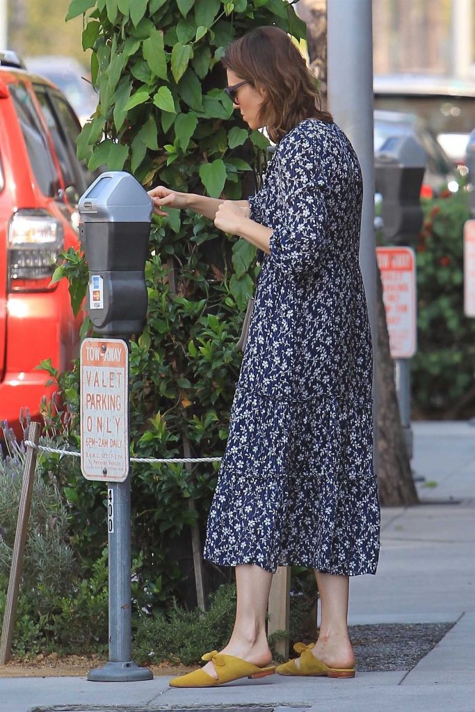 Mandy Moore Leaves a Nail Salon in Beverly Hills-3