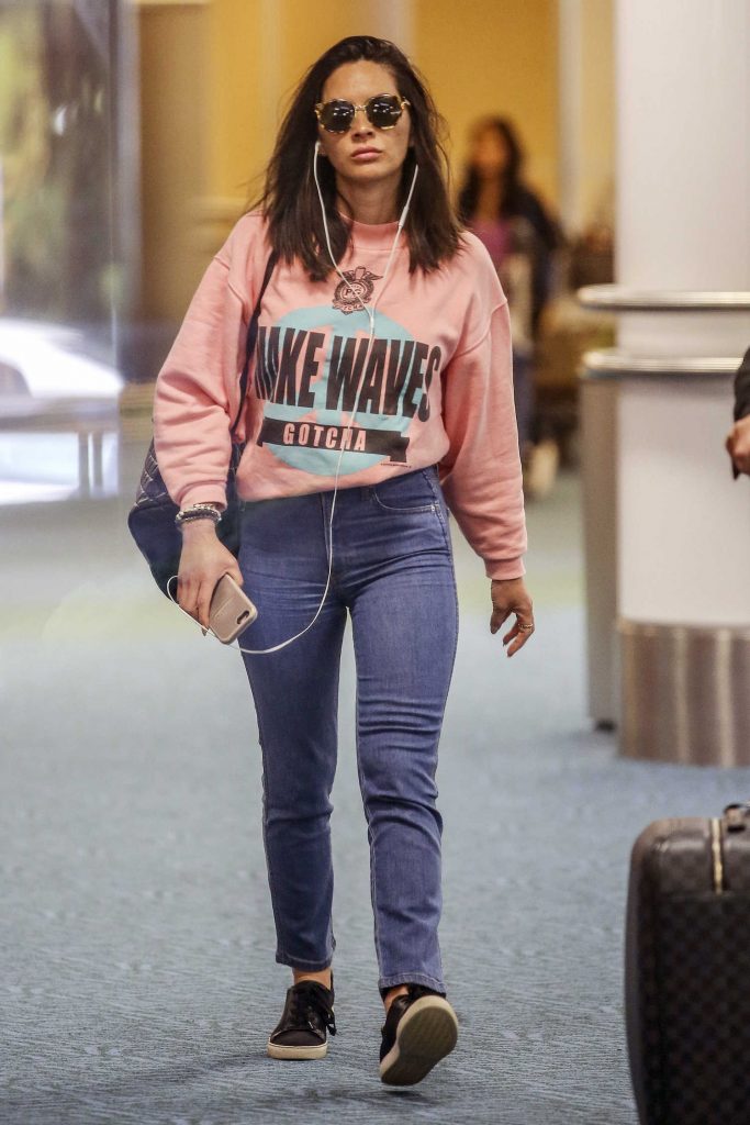 Olivia Munn Arrives at Airport in Vancouver-1