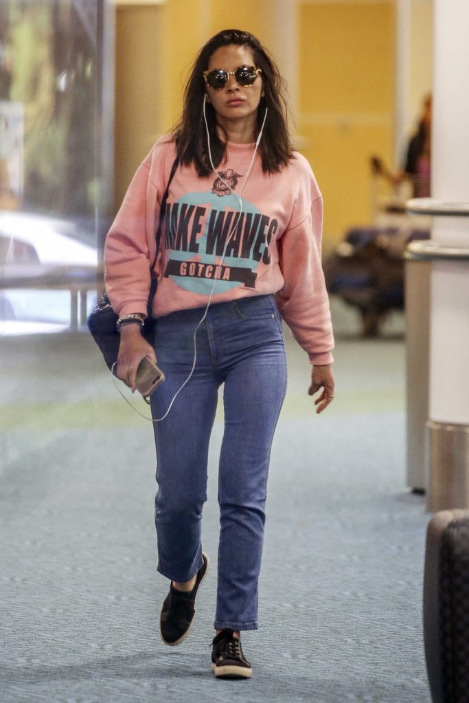 Olivia Munn Arrives at Airport in Vancouver-3