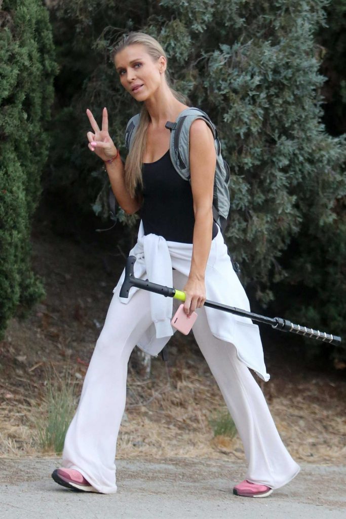 Joanna Krupa a Hike in the Hollywood Hills-1
