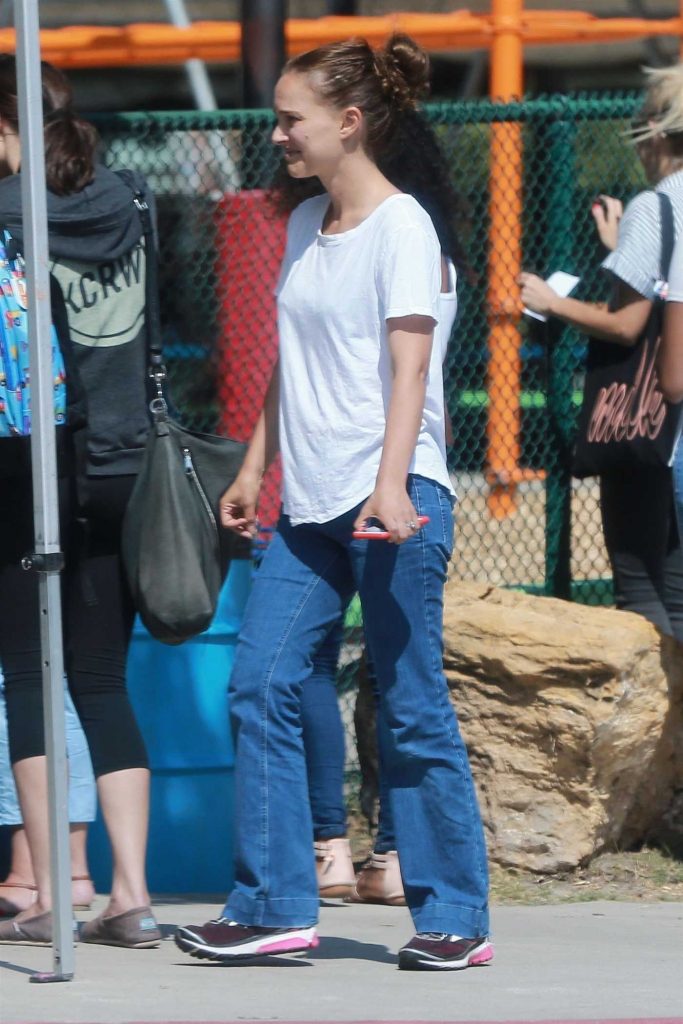 Natalie Portman Was Spotted Out in Los Angeles-2
