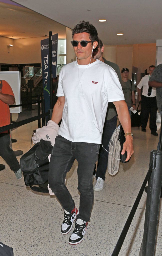 Orlando Bloom Was Seen at LAX Airport in Los Angeles-4