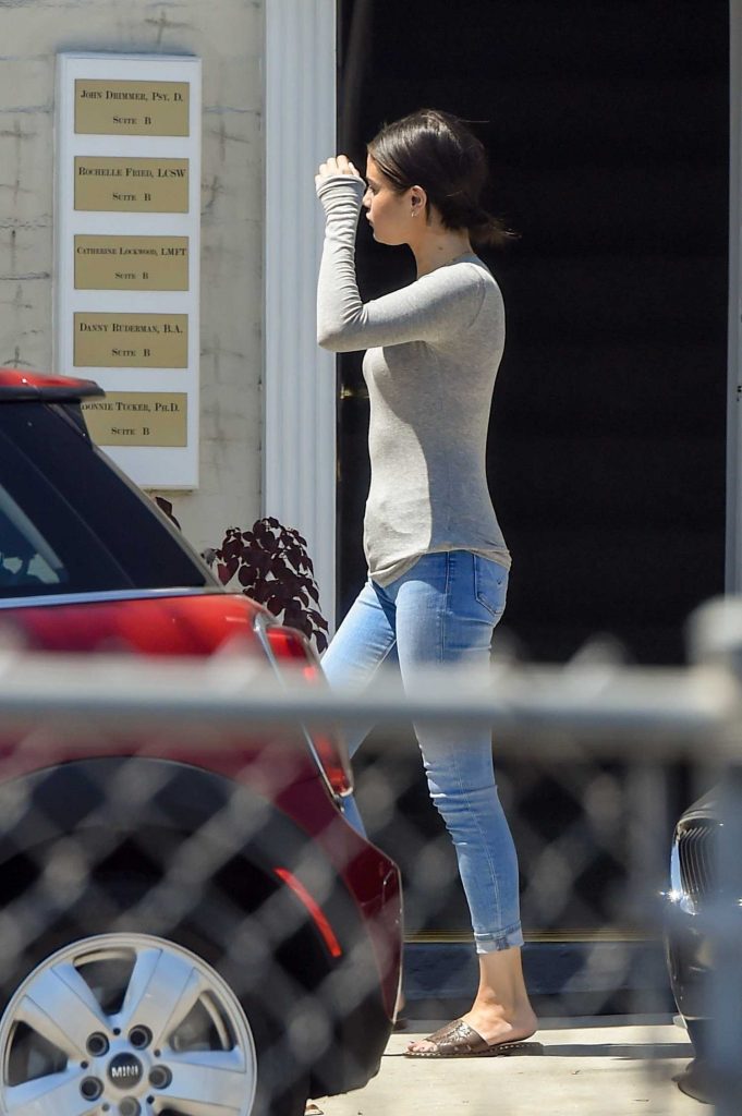 Selena Gomez Visits a Therapists and Psychologists Office in LA-2
