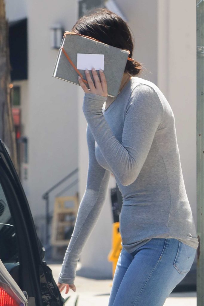 Selena Gomez Visits a Therapists and Psychologists Office in LA-3