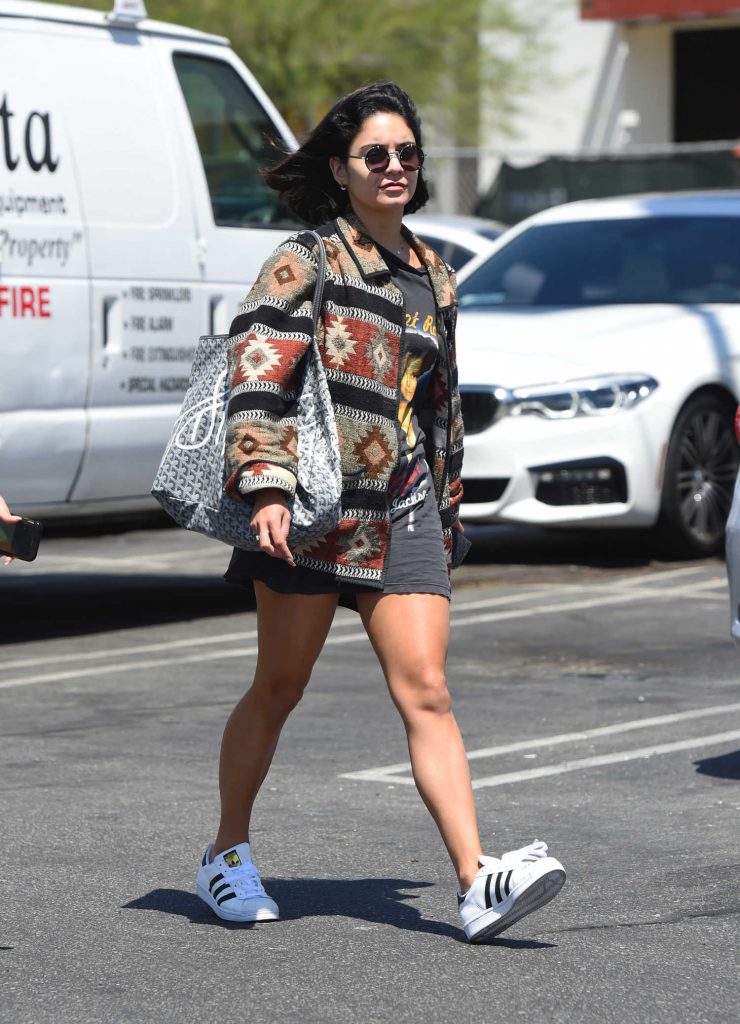 Vanessa Hudgens Gets a Manicure in North Hollywood-1