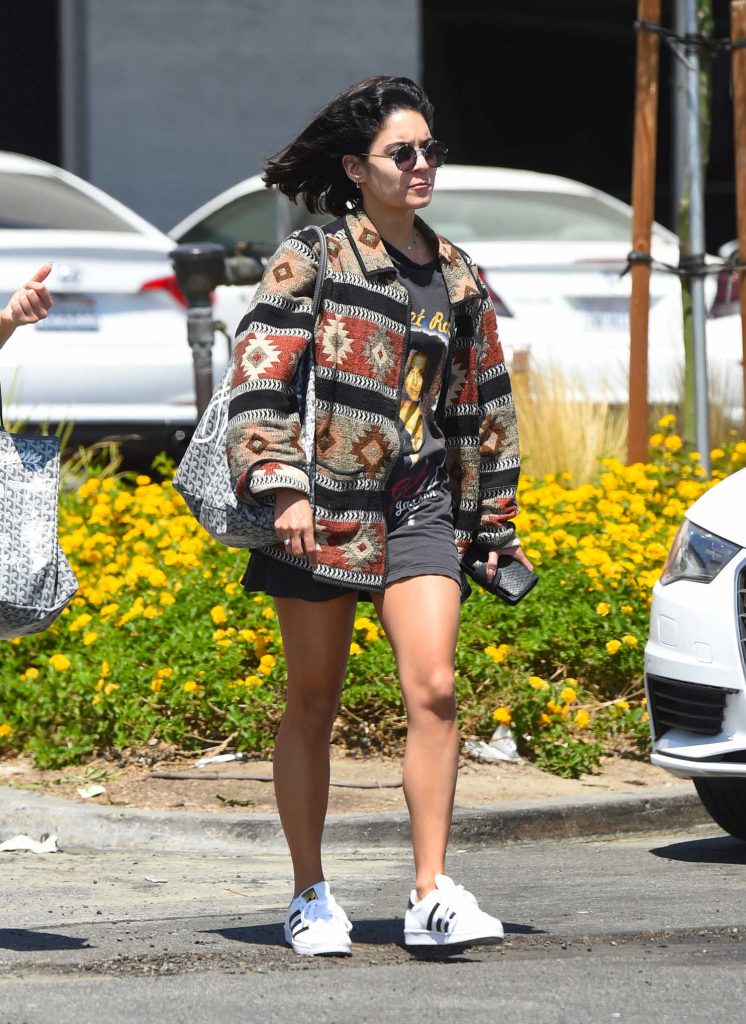 Vanessa Hudgens Gets a Manicure in North Hollywood-2