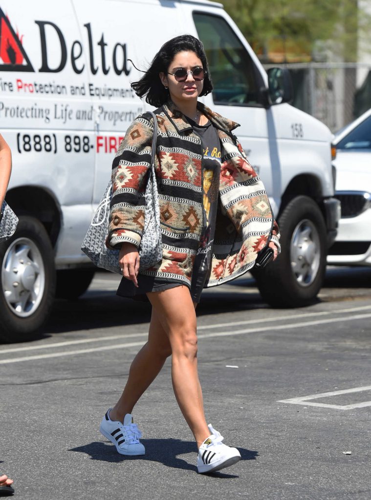 Vanessa Hudgens Gets a Manicure in North Hollywood-4