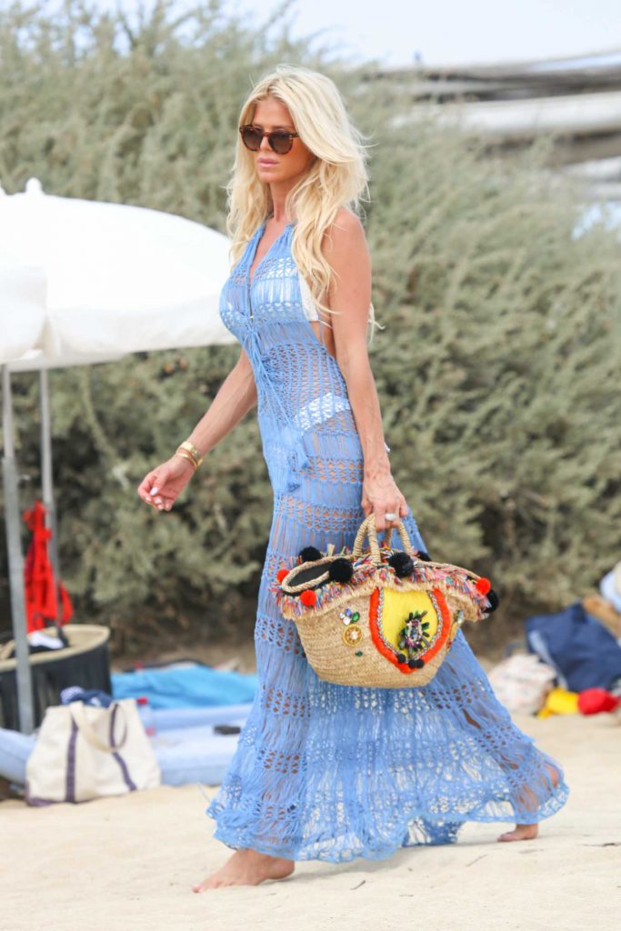 Victoria Silvstedt Arrives at the Club 55 in St Tropez-5