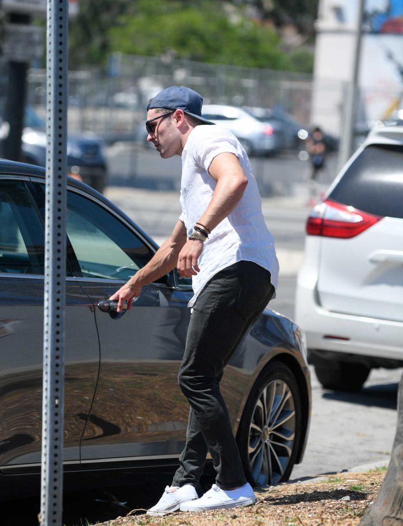 Zac Efron Returns to His Car After a Lunch in Los Angeles-5