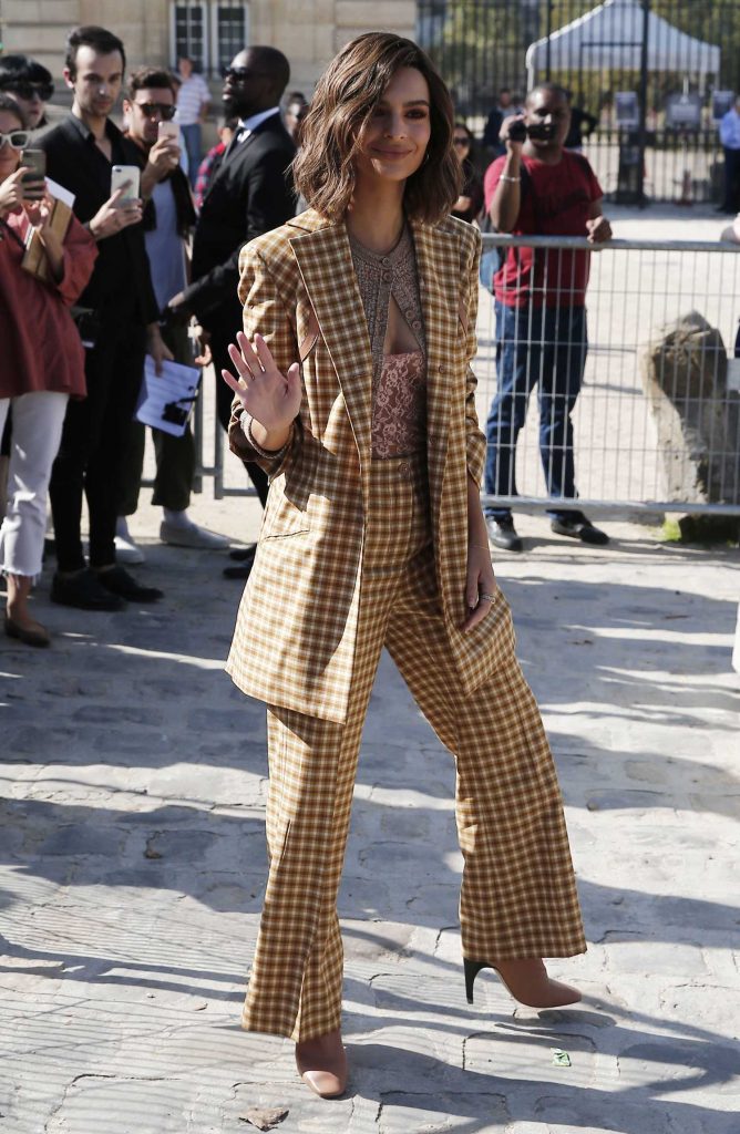 Emily Ratajkowski Arrives at the Nina Ricci Fashion Show During Paris Fashion Week-1