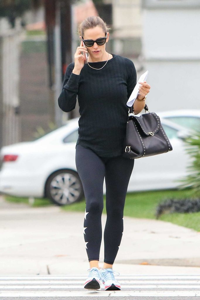 Jennifer Garner Walks and Talks on the Phone in Los Angeles-2