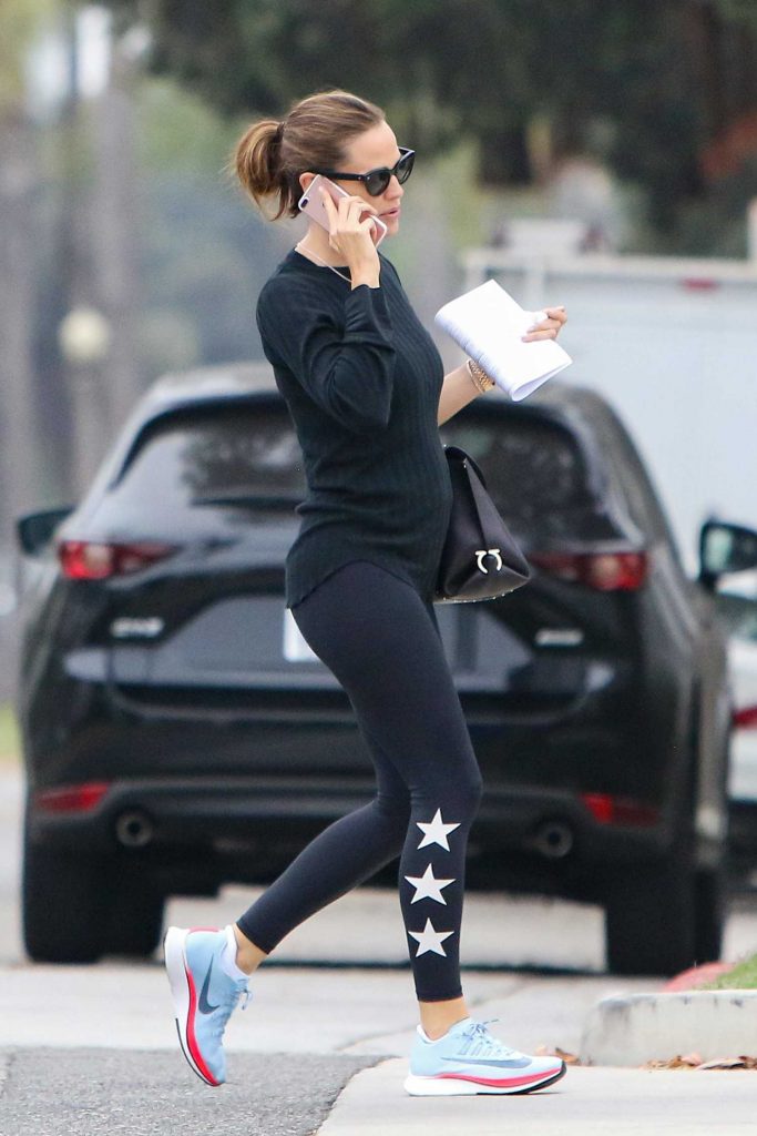 Jennifer Garner Walks and Talks on the Phone in Los Angeles-5